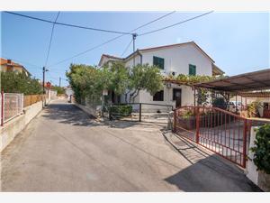 Apartman i Sobe Ruža Split i Trogir rivijera, Kvadratura 16,00 m2, Zračna udaljenost od centra mjesta 500 m