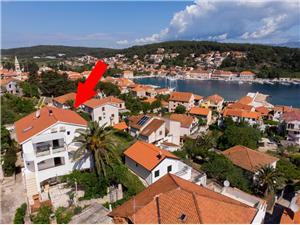 Apartments Palma Jelsa - island Hvar, Size 100.00 m2, Airline distance to the sea 150 m, Airline distance to town centre 400 m