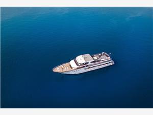 My-Way-cruise-ship-sailing