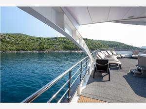 Arca-main-deck-with-a-view-of-the-Sea