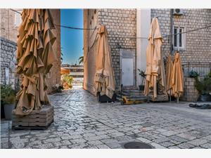 Soba Biljana Split i Trogir rivijera, Kamena kuća, Kvadratura 30,00 m2, Zračna udaljenost od centra mjesta 200 m