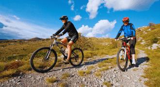 Combinate la vostra passione per viaggiare con il piacere di andare in bicicletta e passate il tempo nella natura.